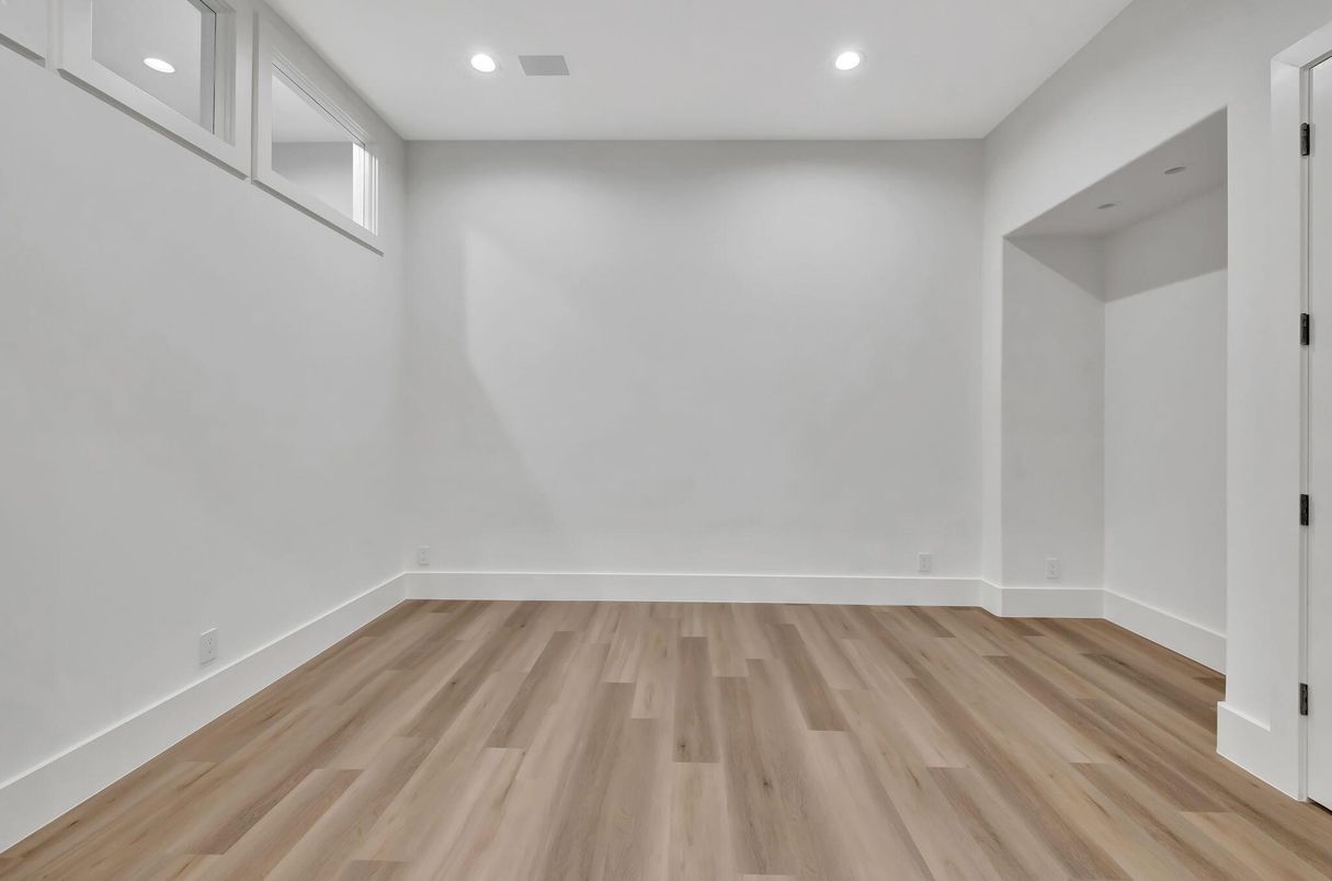 Empty room, Interior, Recessed Lighting, Wood Texture Flooring