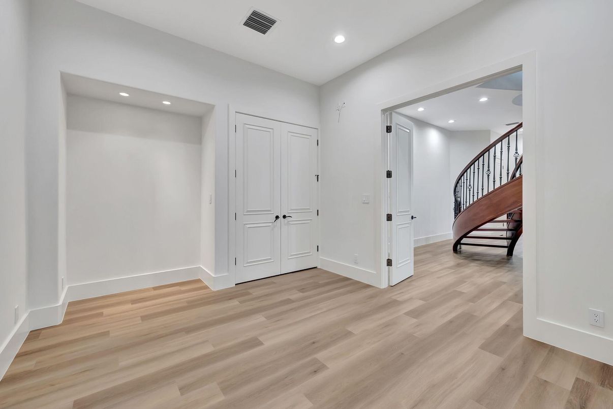 Interior, Recessed Lighting, Wood Texture Flooring