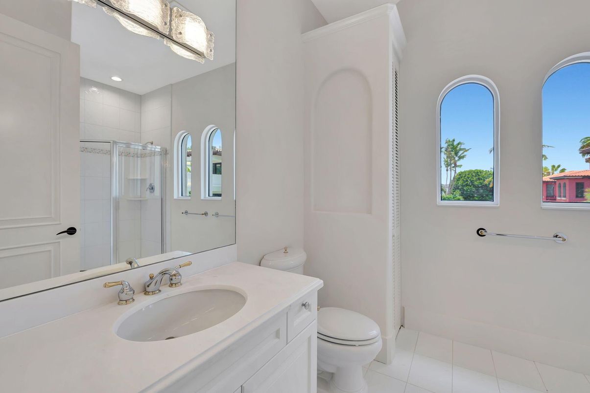 Bathroom, Interior, Recessed Lighting