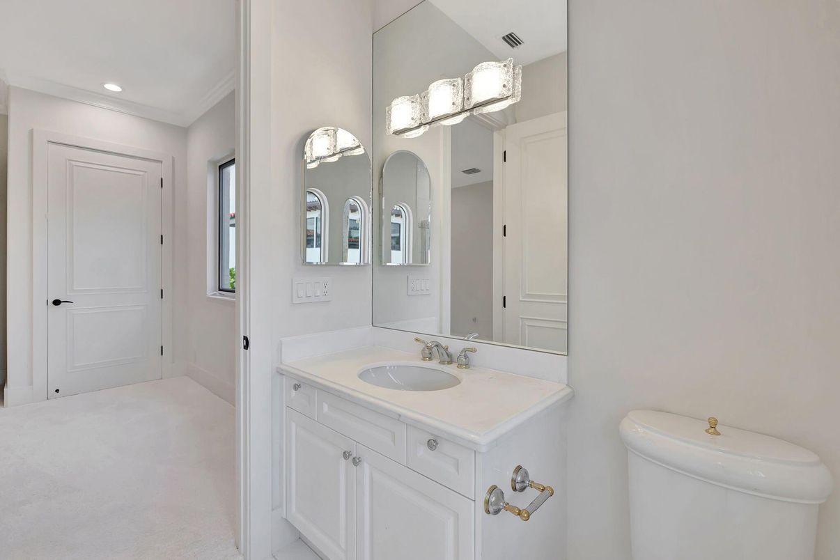 Bathroom, Dual Sink Vanities, Interior, Recessed Lighting