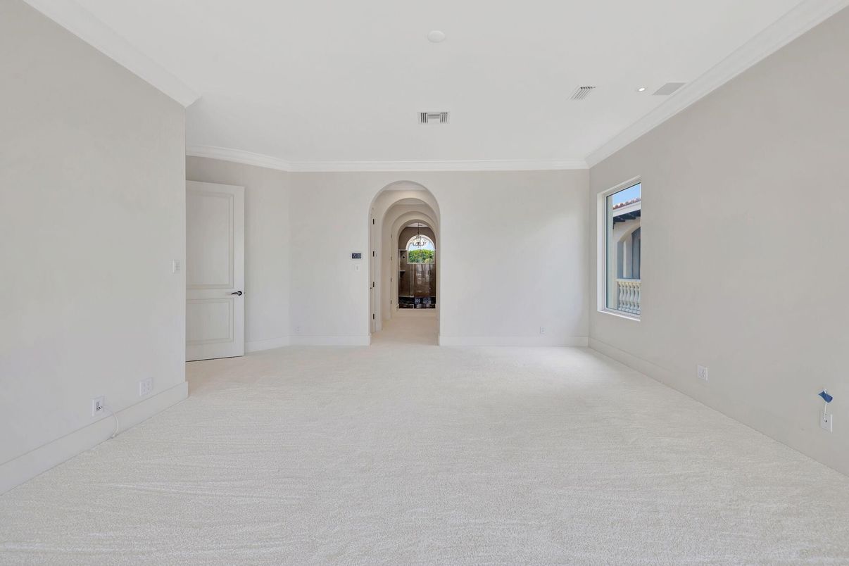 Empty room, Interior