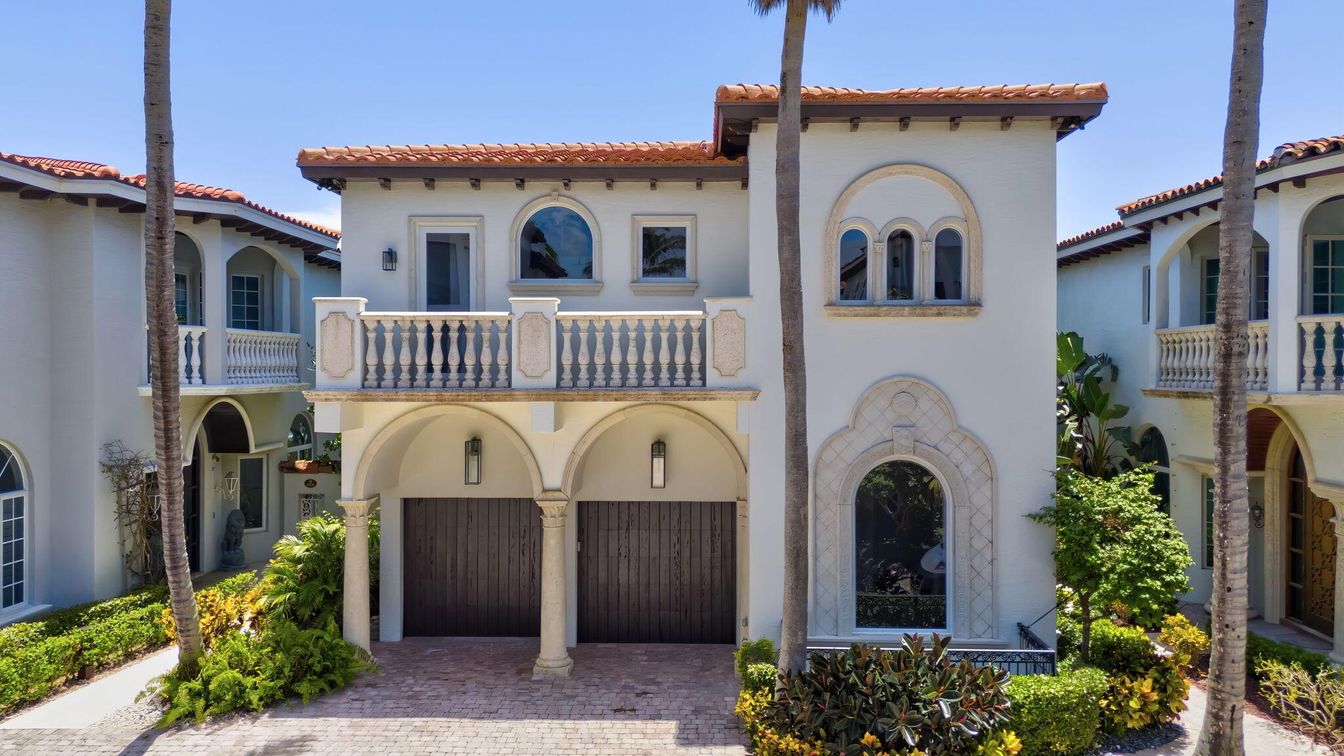 Attached, Exterior, Facade, Mediterranean