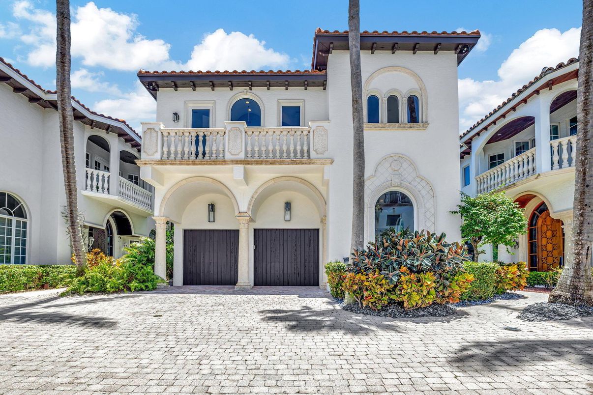 Attached, Exterior, Facade, Mediterranean