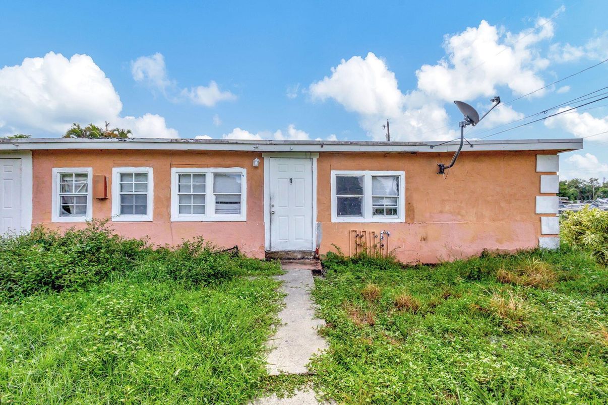 Exterior, Facade, Ranch