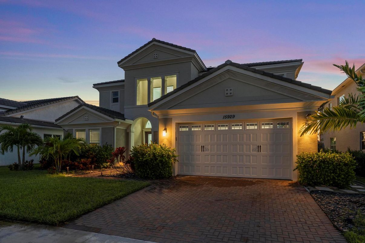 Attached, Exterior, Facade, American Craftsman