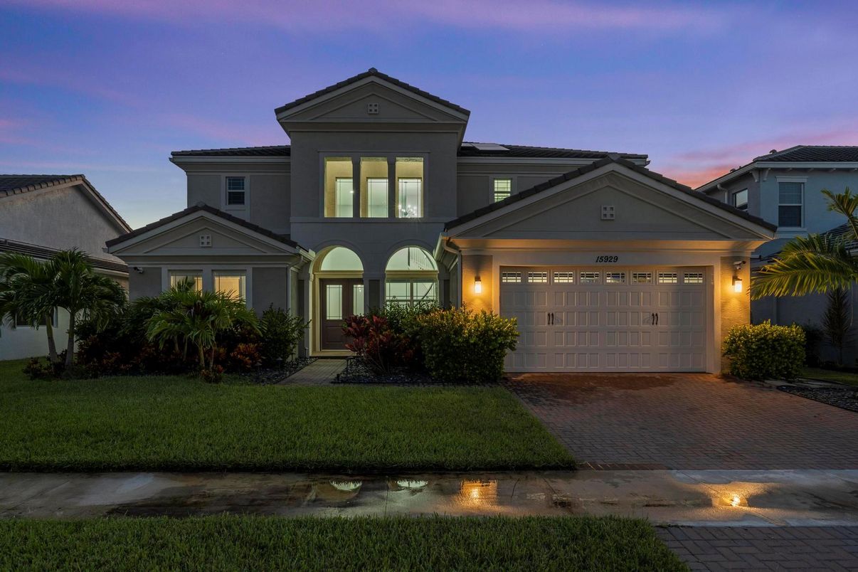 Attached, Exterior, Facade, Mediterranean