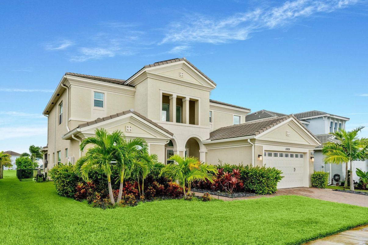 Attached, Exterior, Facade, Mediterranean