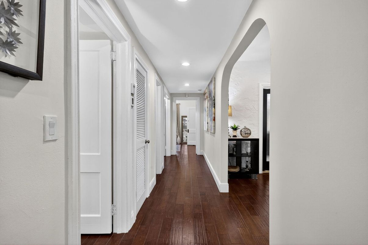 Interior, Recessed Lighting, Wood Texture Flooring