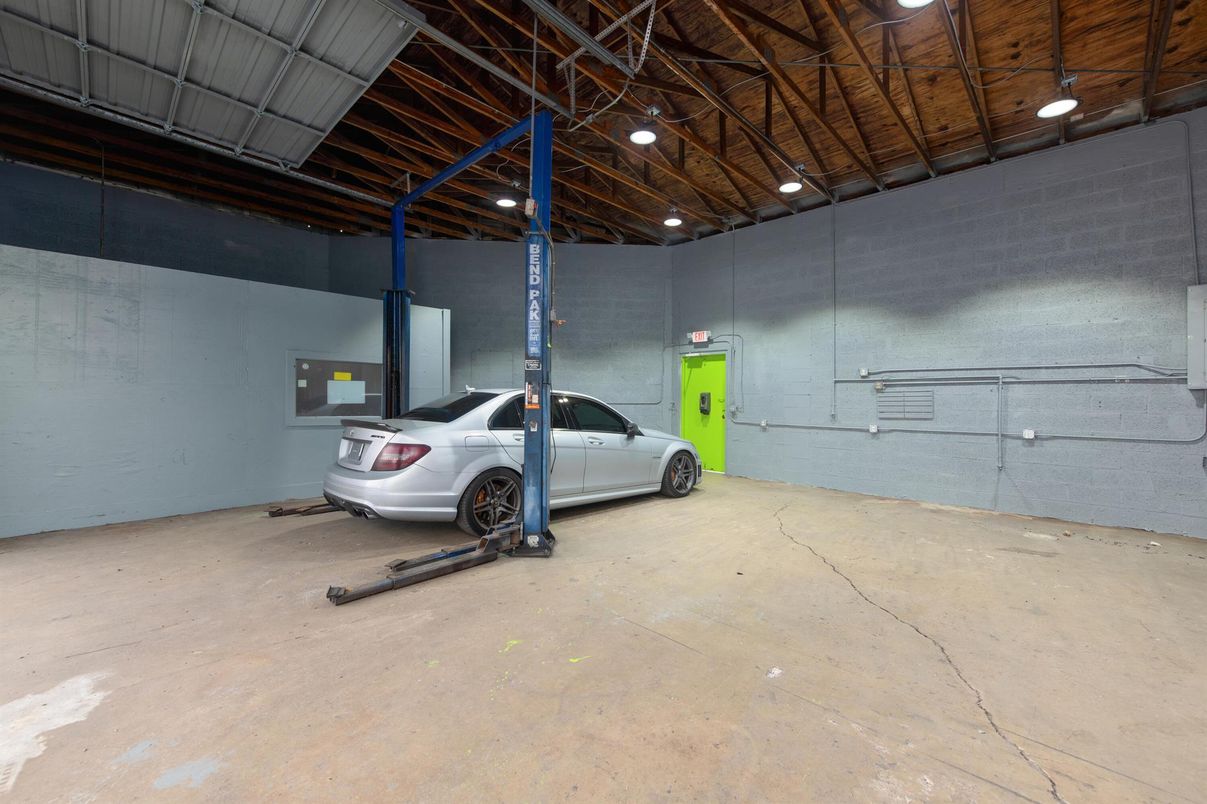 Garage, Interior, Wooden Beams