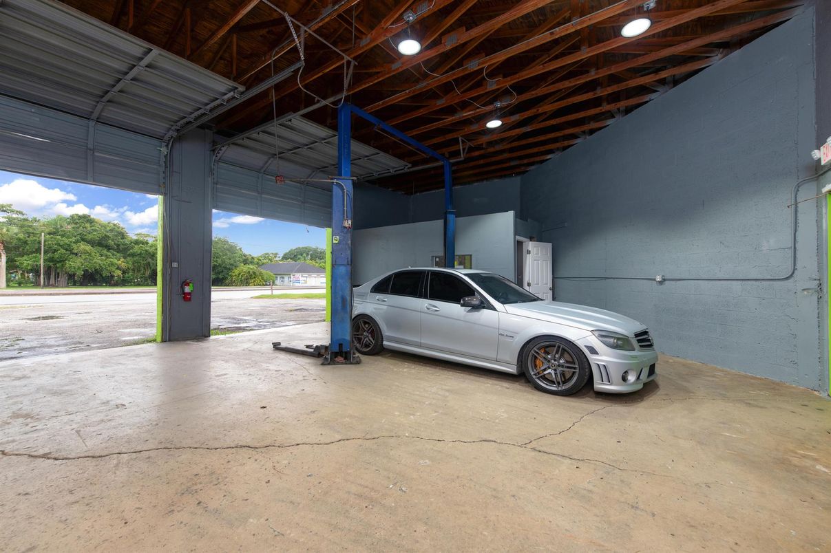Exterior, Garage