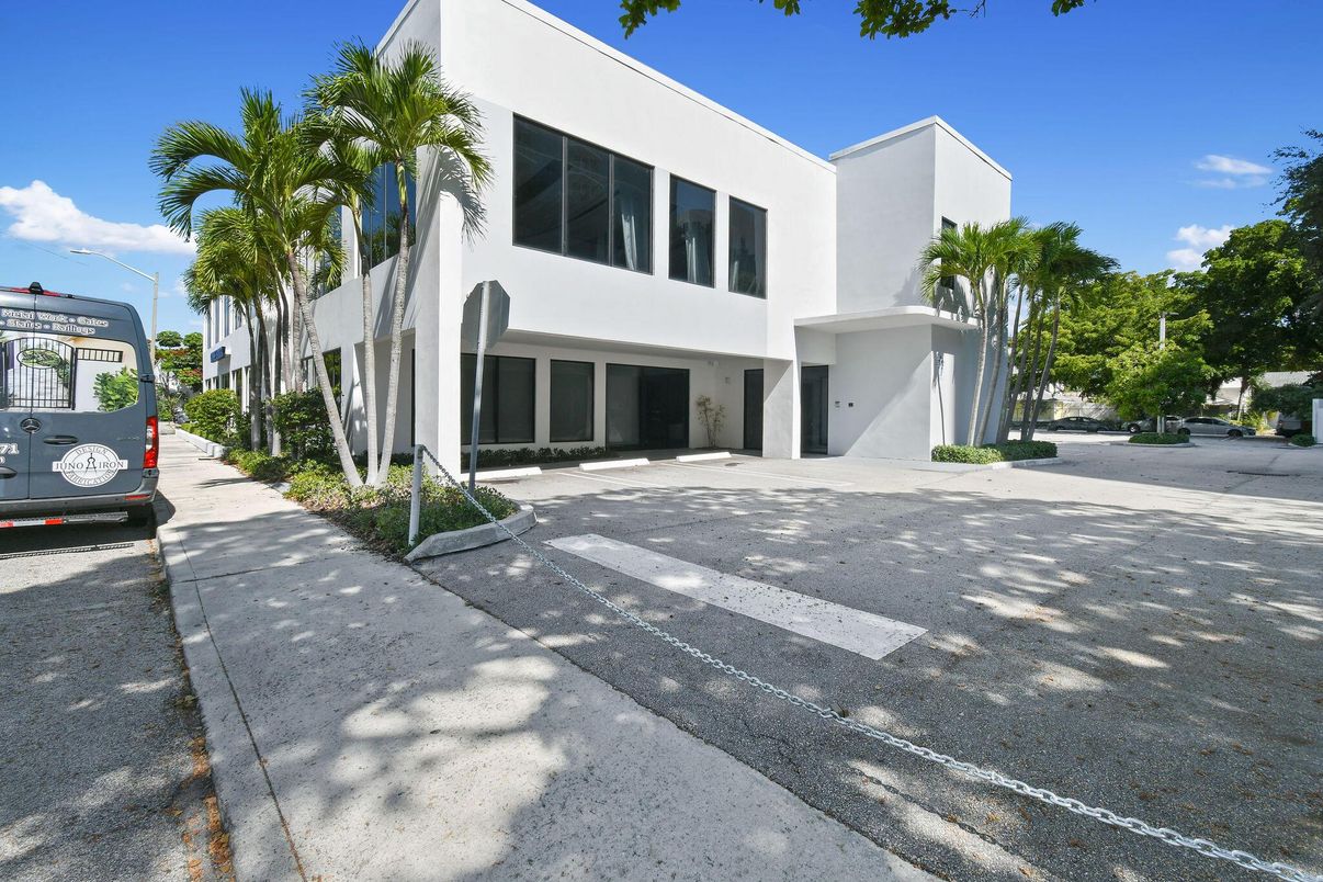 Attached, Exterior, Facade, Modern