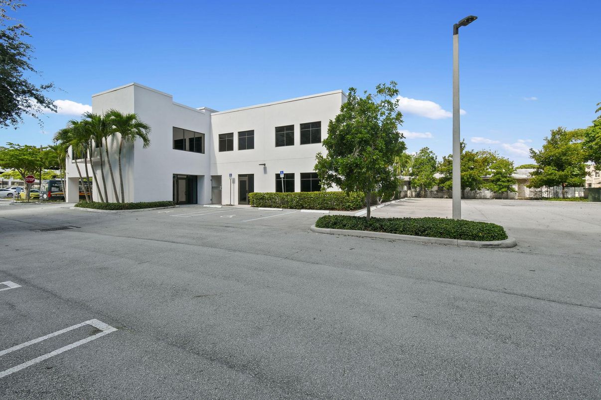 Exterior, Facade, Modern