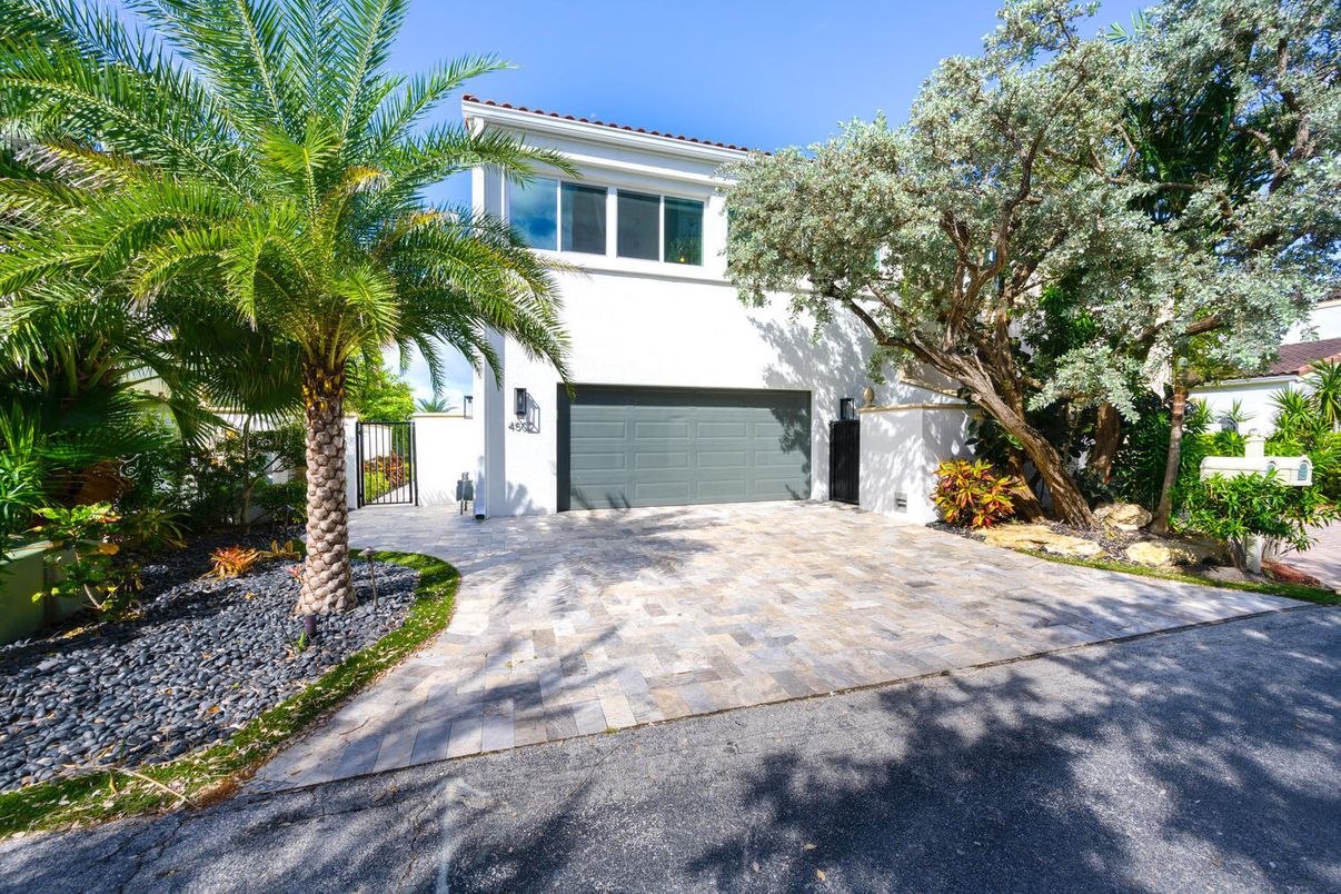 Attached, Exterior, Facade, Mediterranean