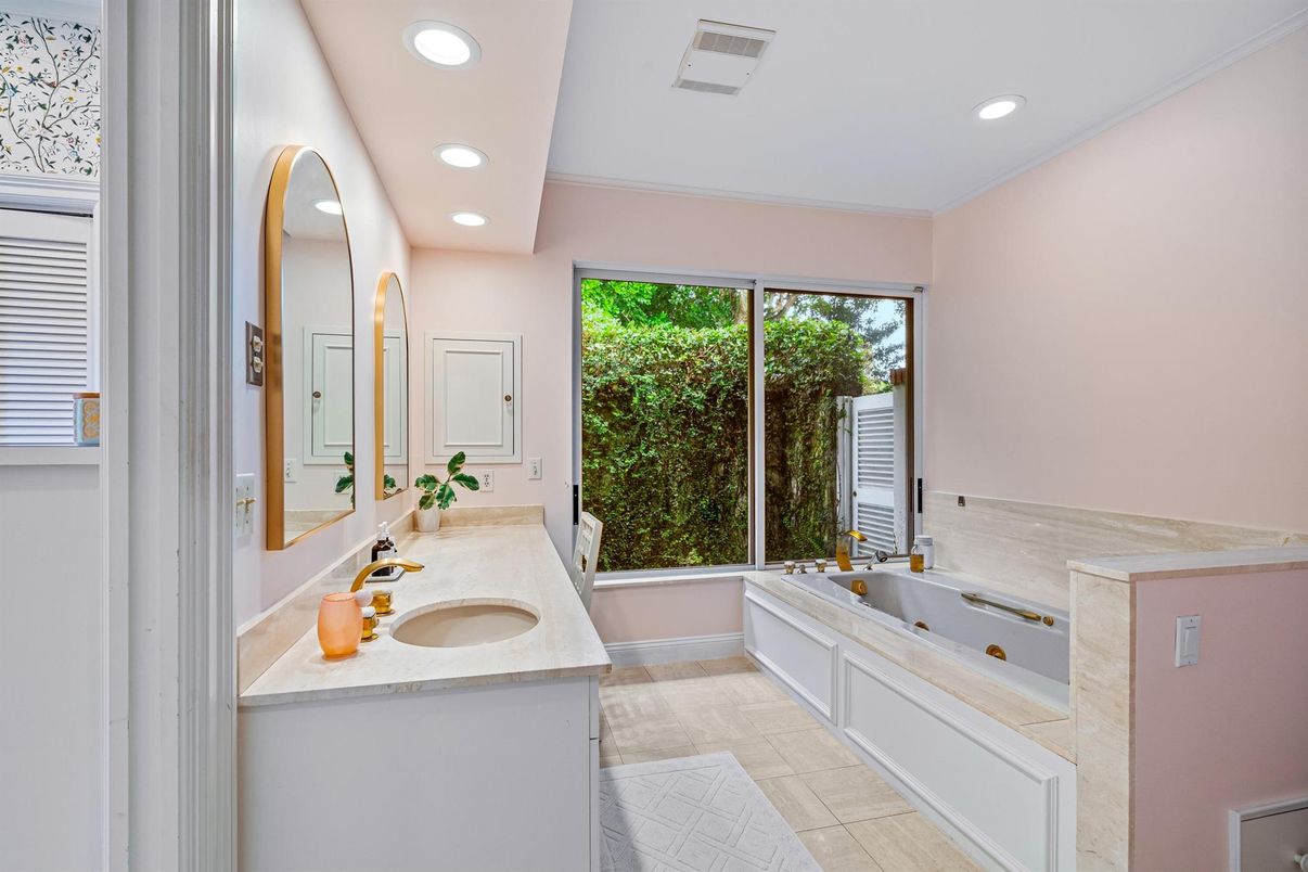 Bathroom, Dual Sink Vanities, Interior, Recessed Lighting