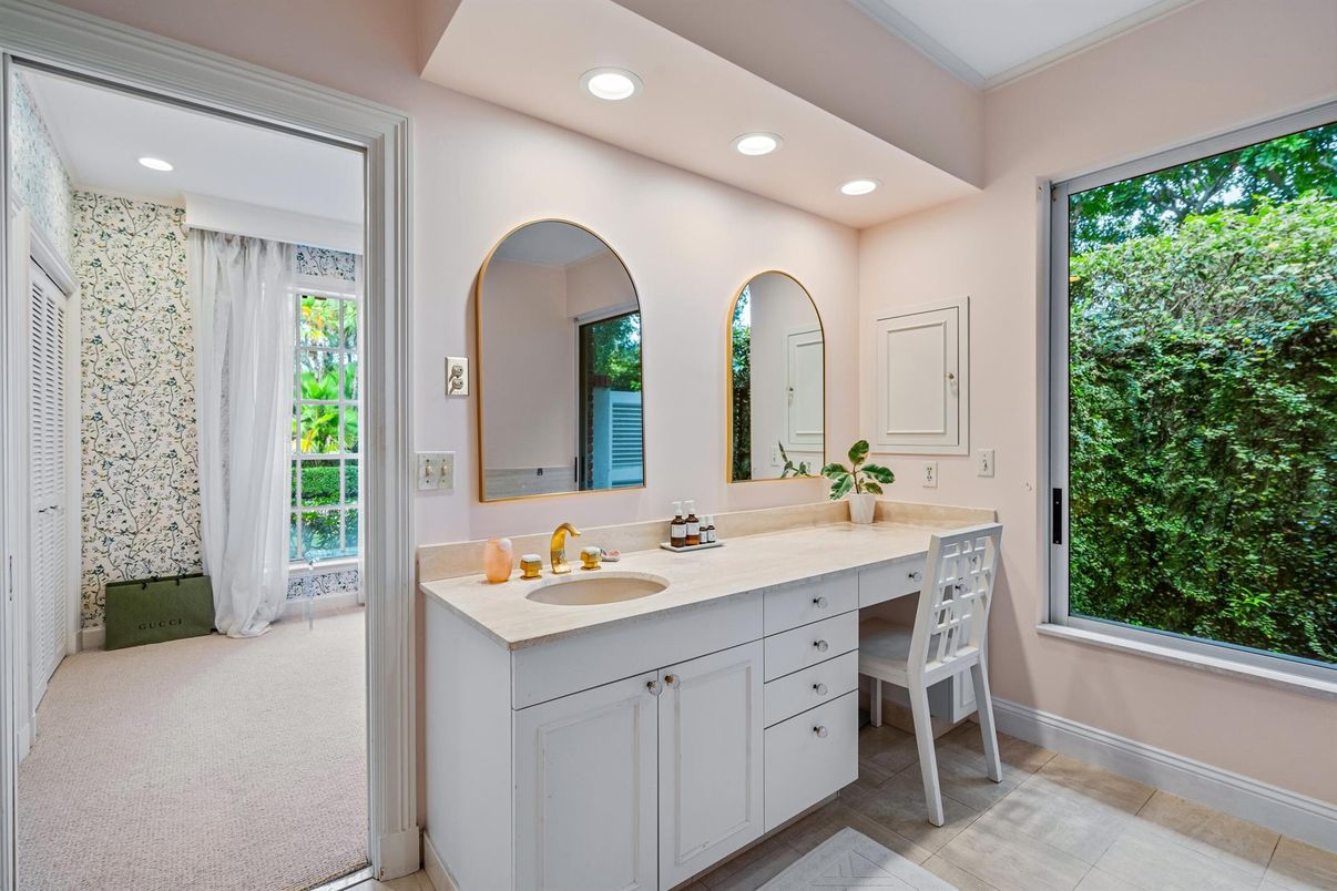 Bathroom, Dual Sink Vanities, Interior, Recessed Lighting