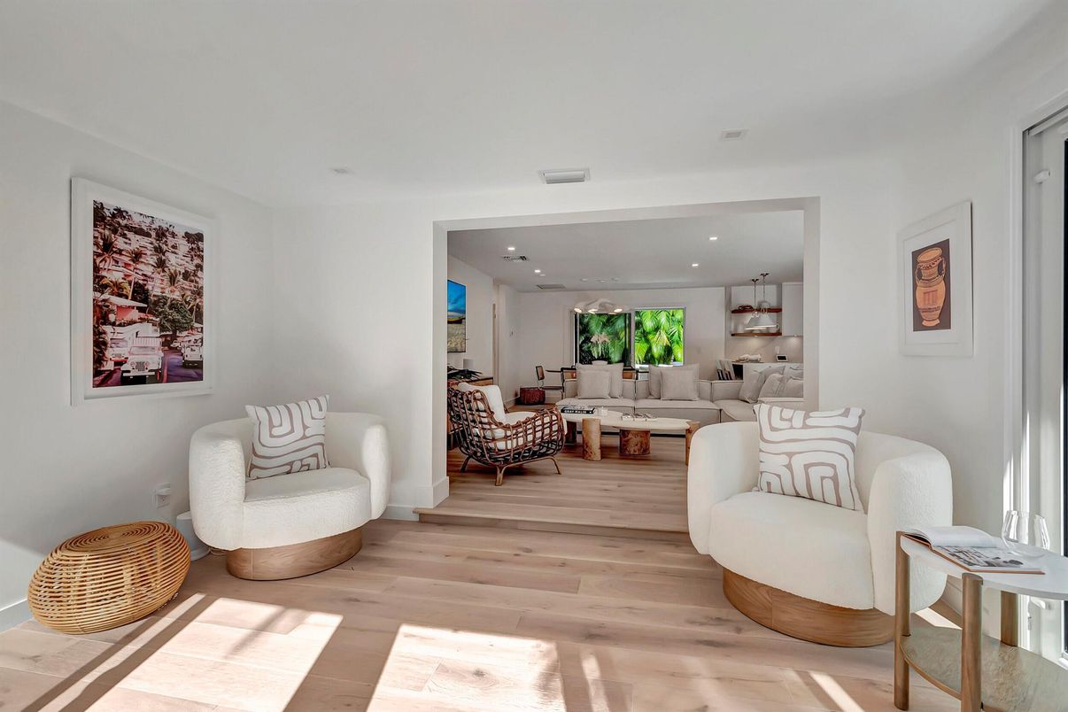 Interior, Living room, Pendant Lights, Recessed Lighting, Wood Texture Flooring