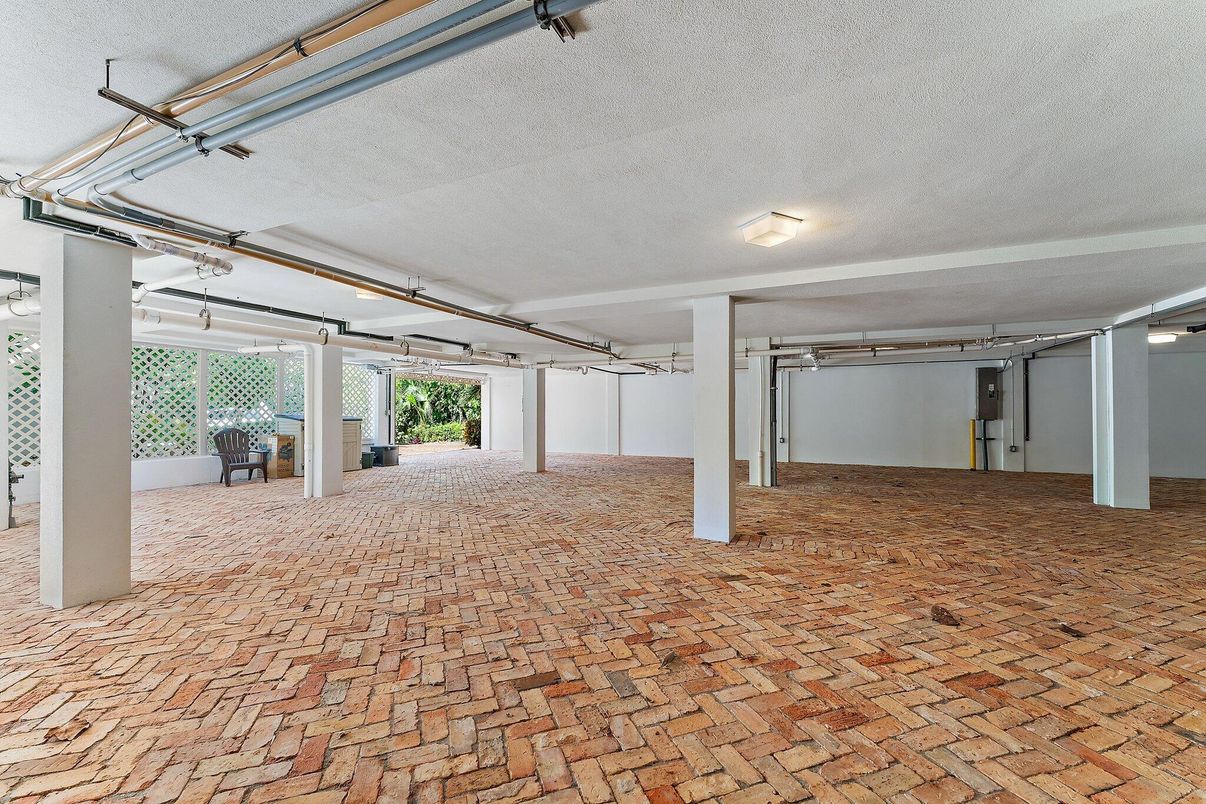 Garage, Interior