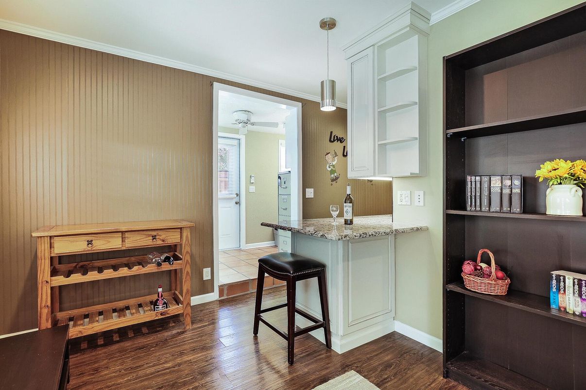 Interior, Pendant Lights, Wood Texture Flooring