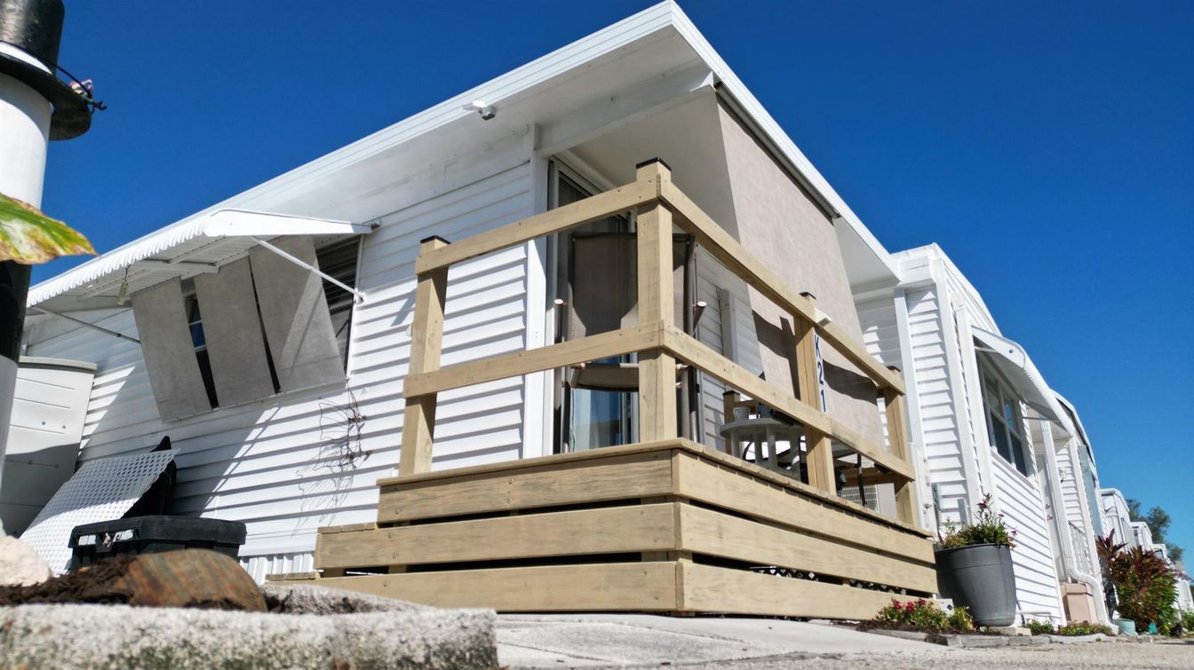 Exterior, Facade, Modern