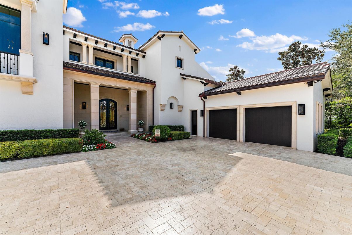 Attached, Exterior, Facade, Mediterranean