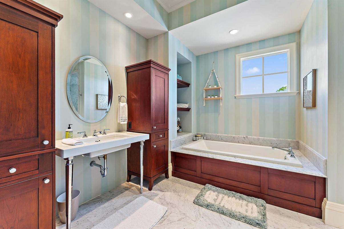 Bathroom, Interior, Recessed Lighting