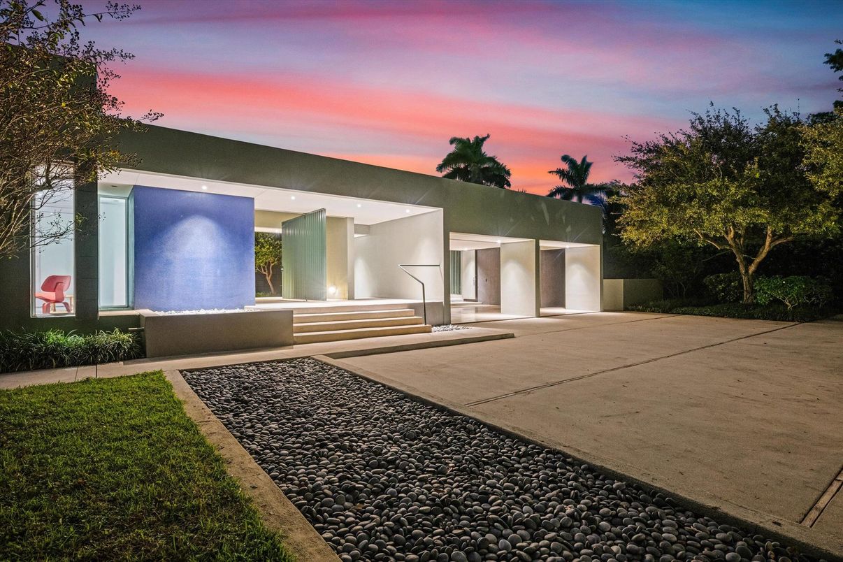 Exterior, Facade, Modern