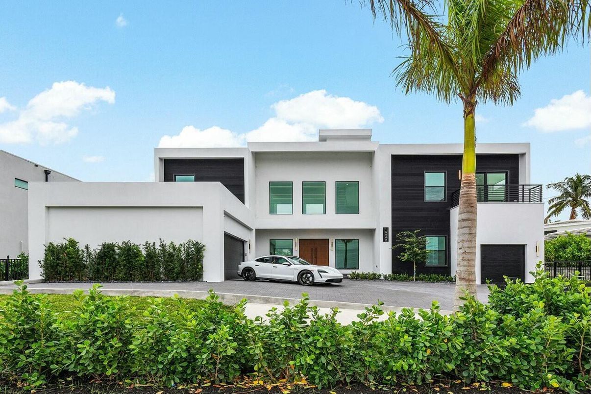 Attached, Exterior, Facade, Modern