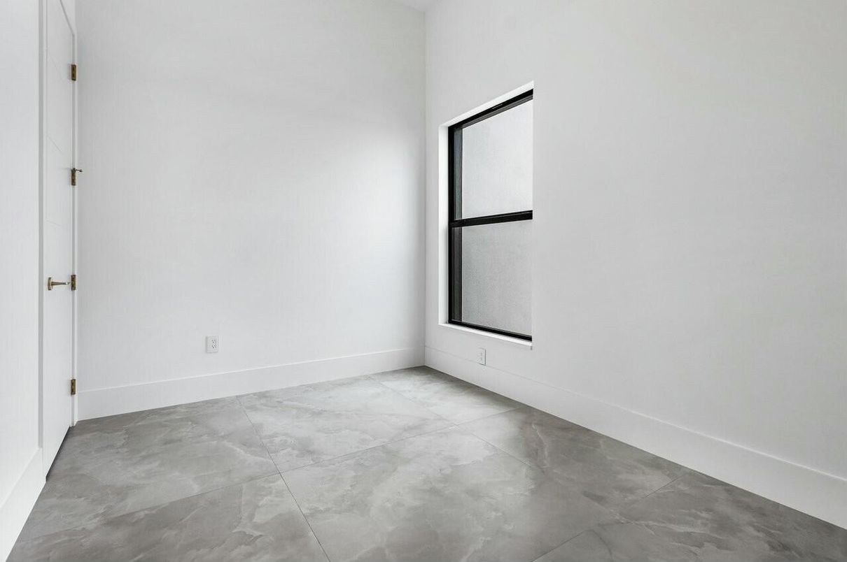 Empty room, Interior
