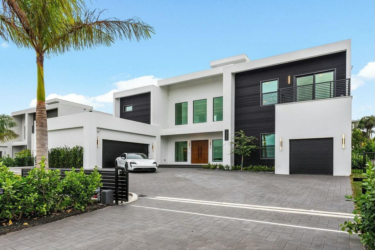 Attached, Exterior, Facade, Modern