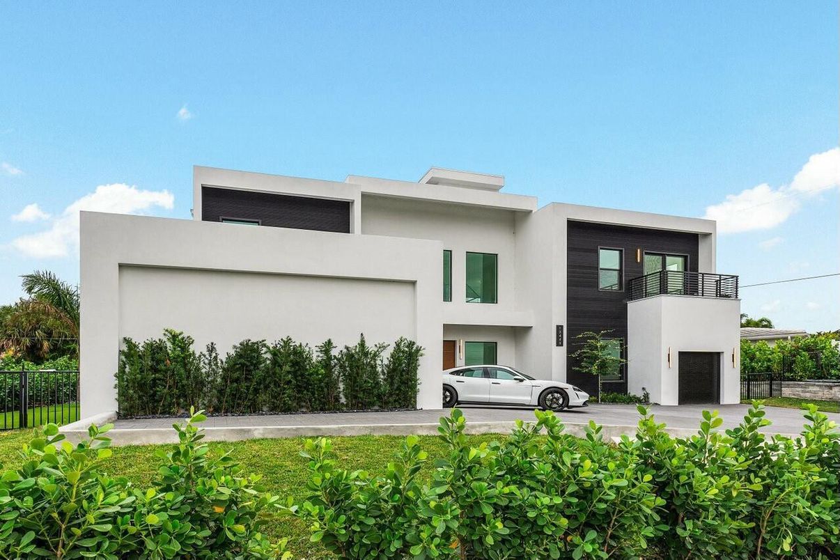 Attached, Exterior, Facade, Modern