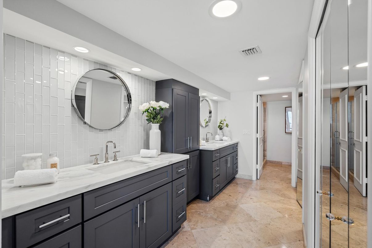 Bathroom, Dual Sink Vanities, Interior, Recessed Lighting