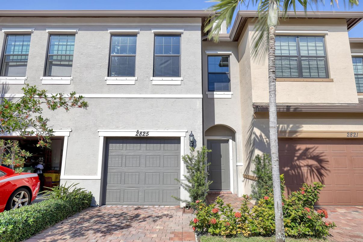 Attached, Exterior, Facade, Rowhouse