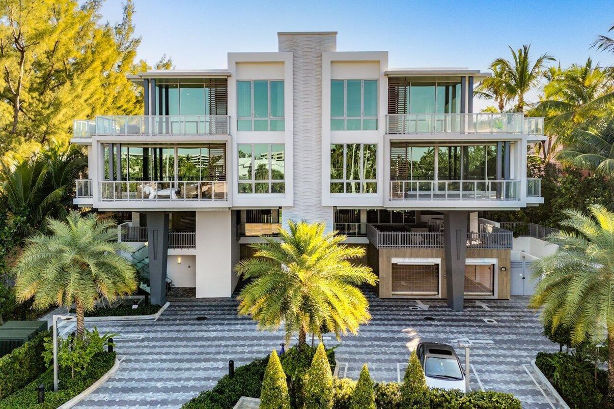 Exterior, Facade, Modern