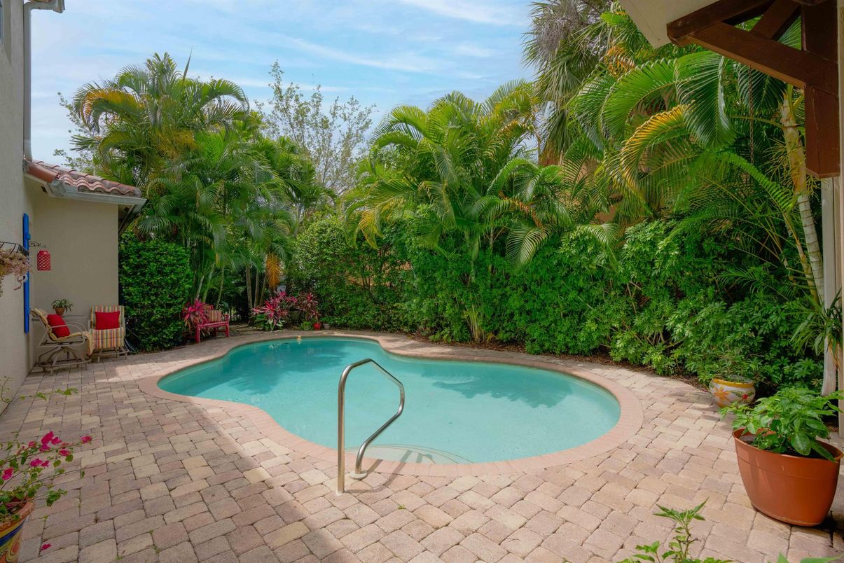 Exterior, Pool