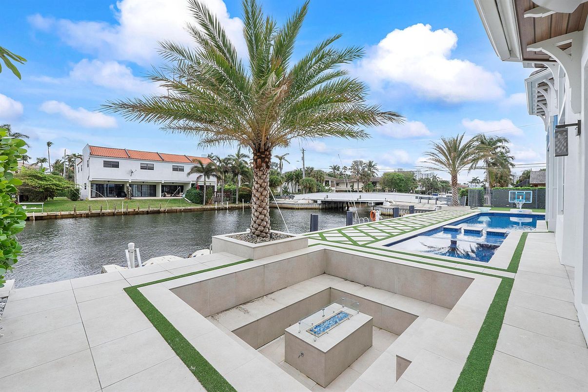 Exterior, Pool, Water
