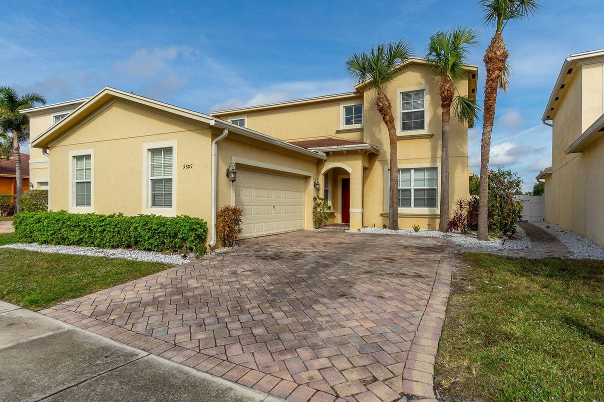 Attached, Exterior, Facade, Mediterranean