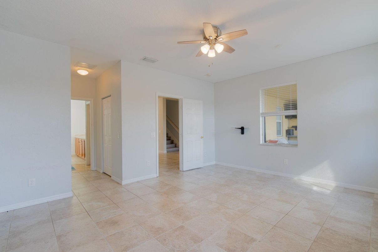 Empty room, Interior