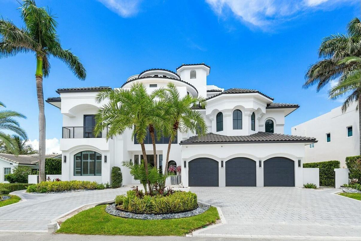 Attached, Exterior, Facade, Mediterranean