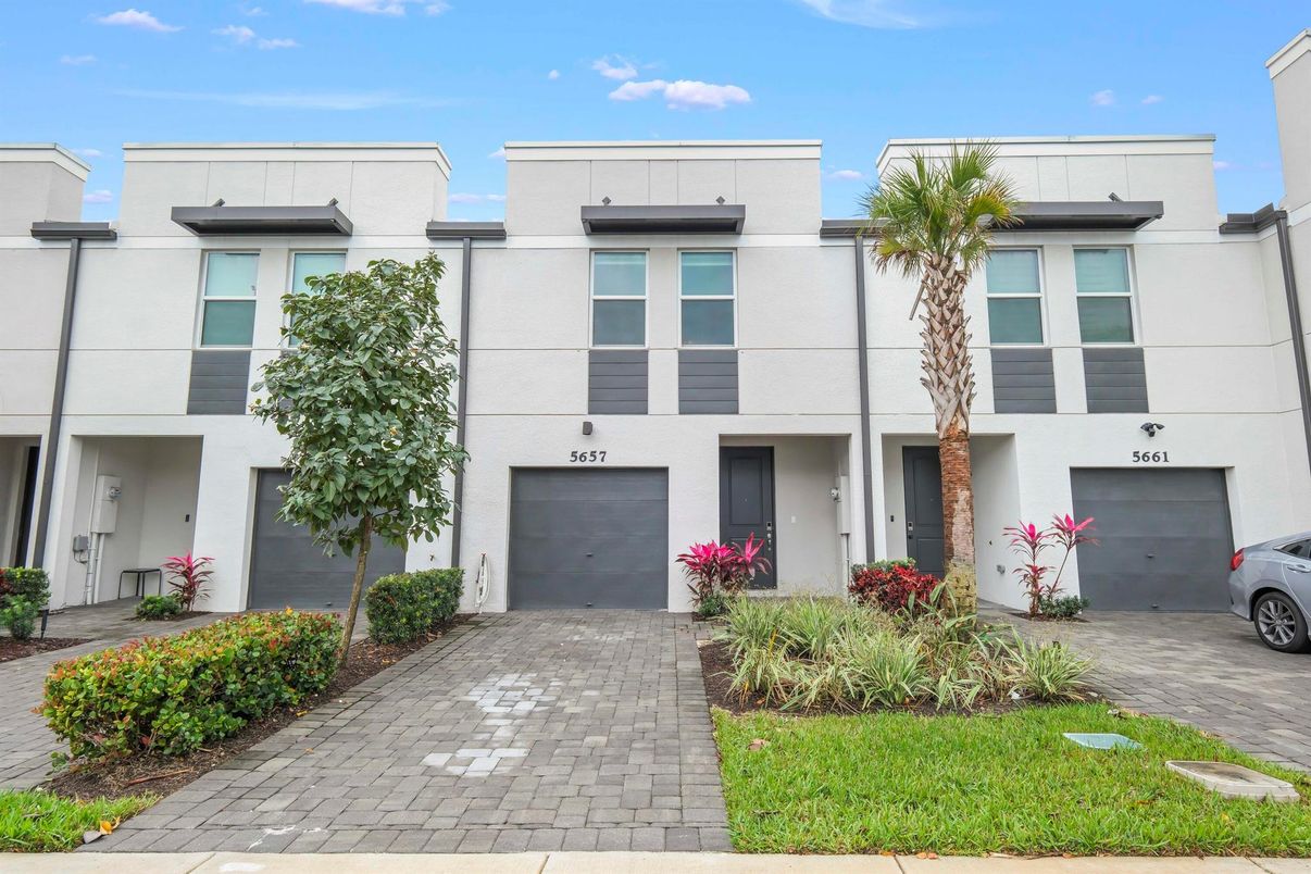 Attached, Exterior, Facade, Rowhouse