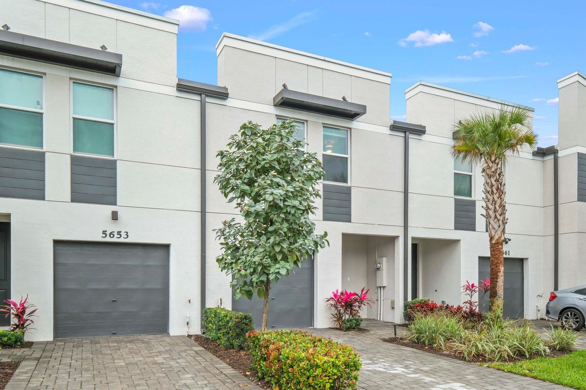 Attached, Exterior, Facade, Modern