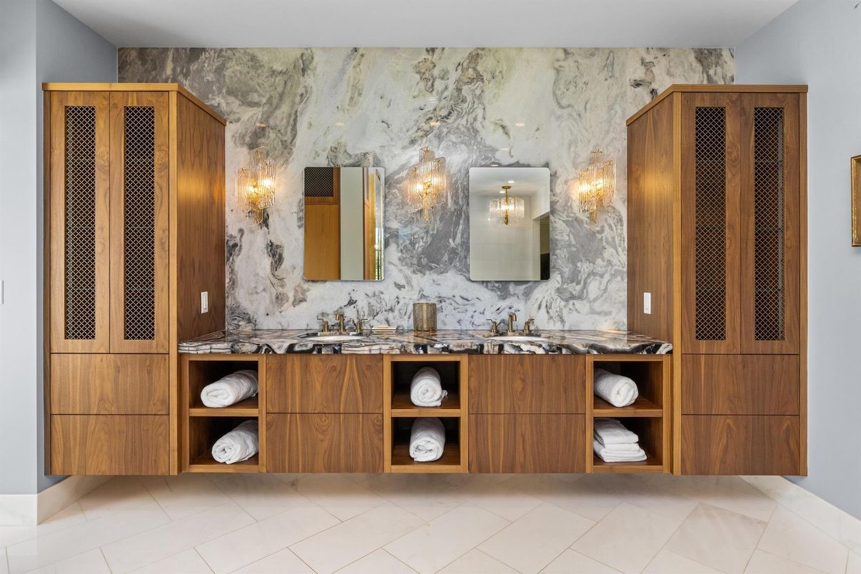 Bathroom, Dual Sink Vanities, Interior