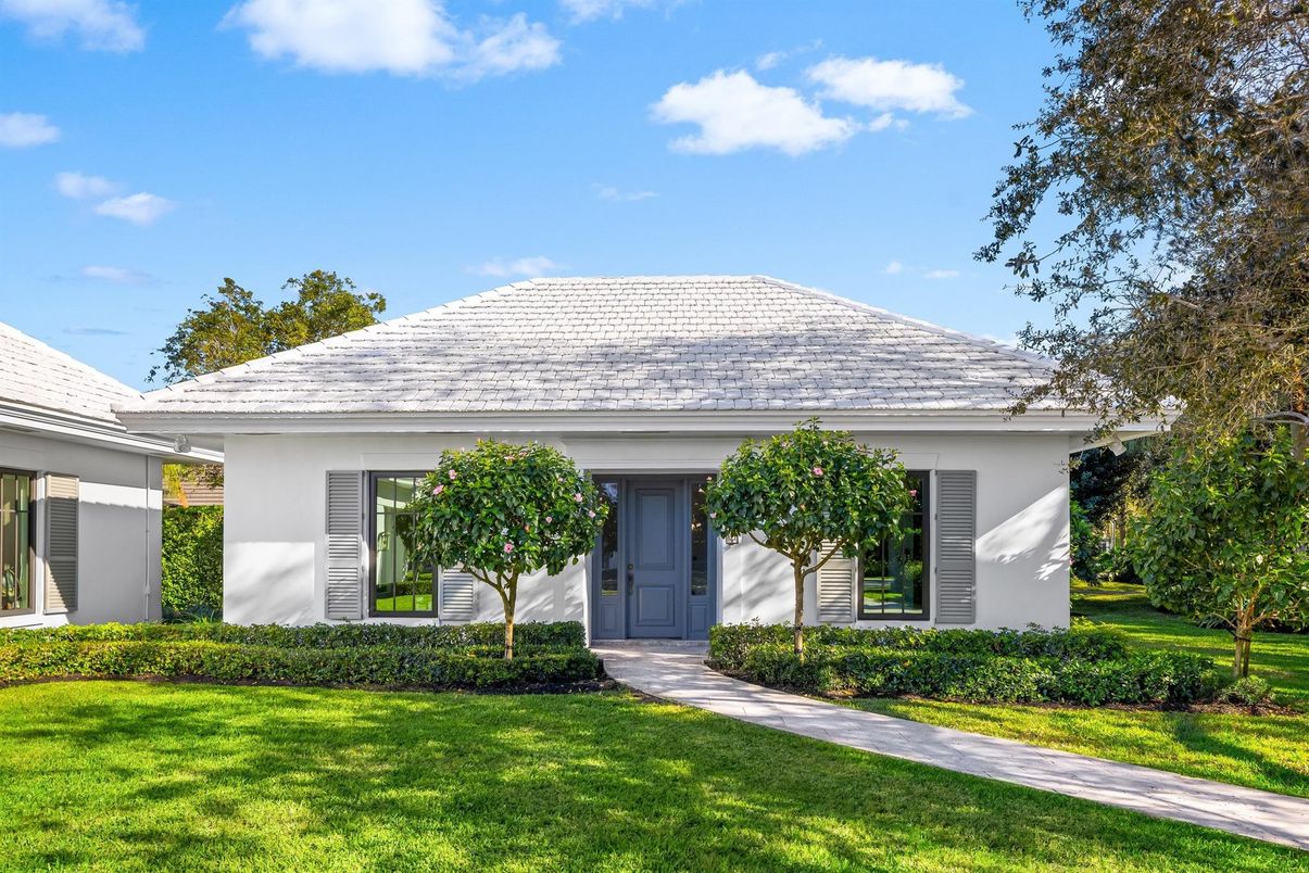 Exterior, Facade, Ranch