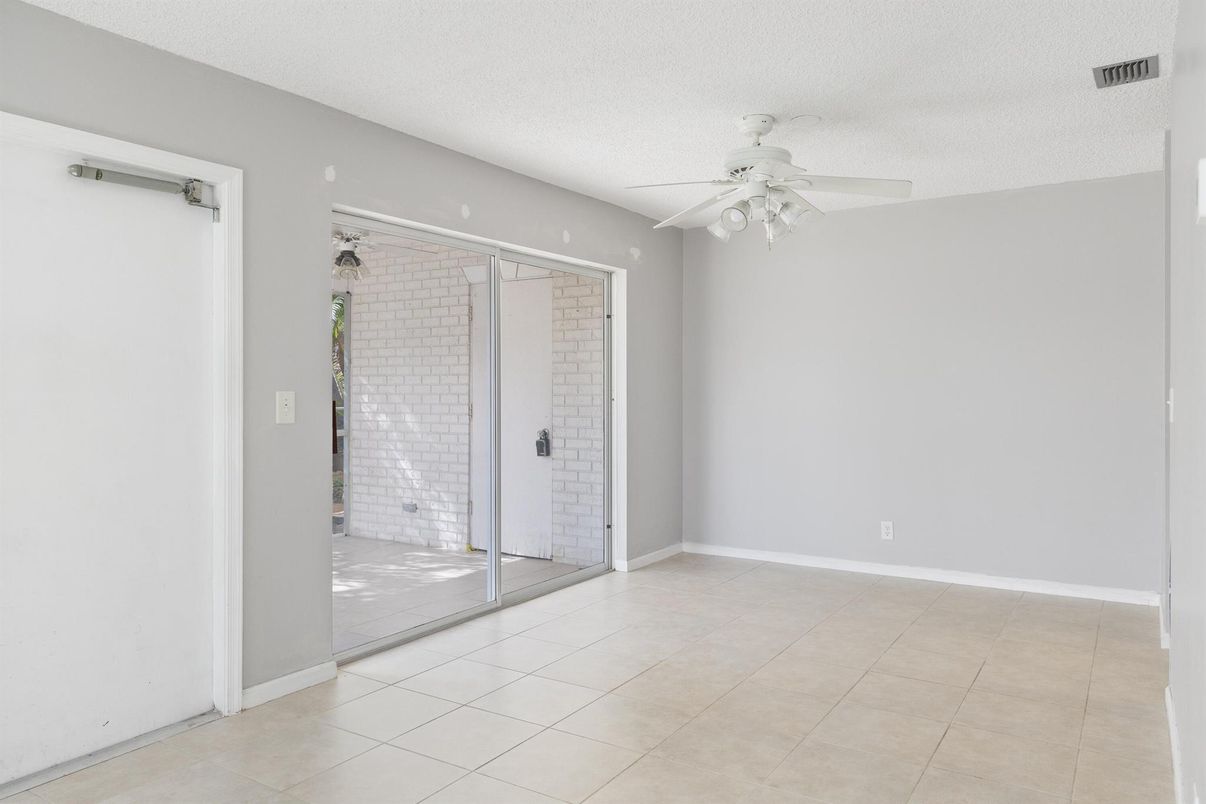 Empty room, Interior