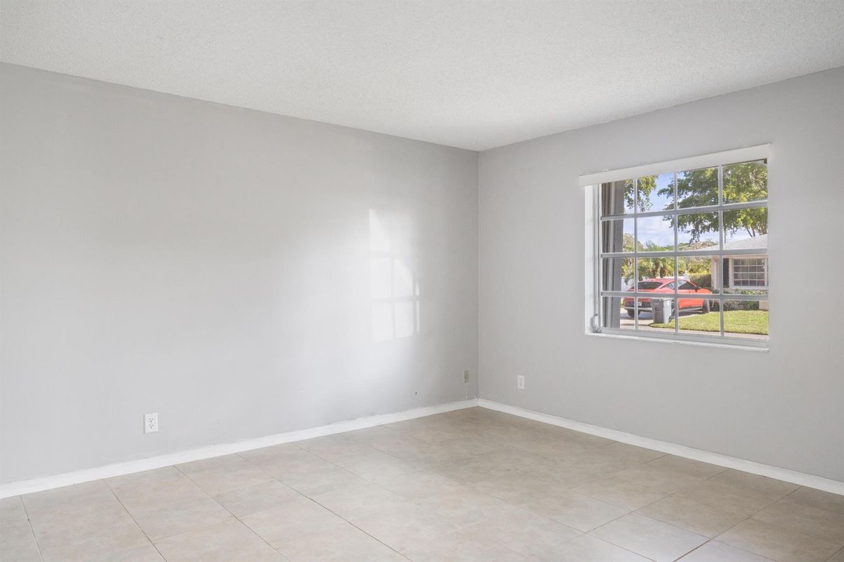 Empty room, Interior