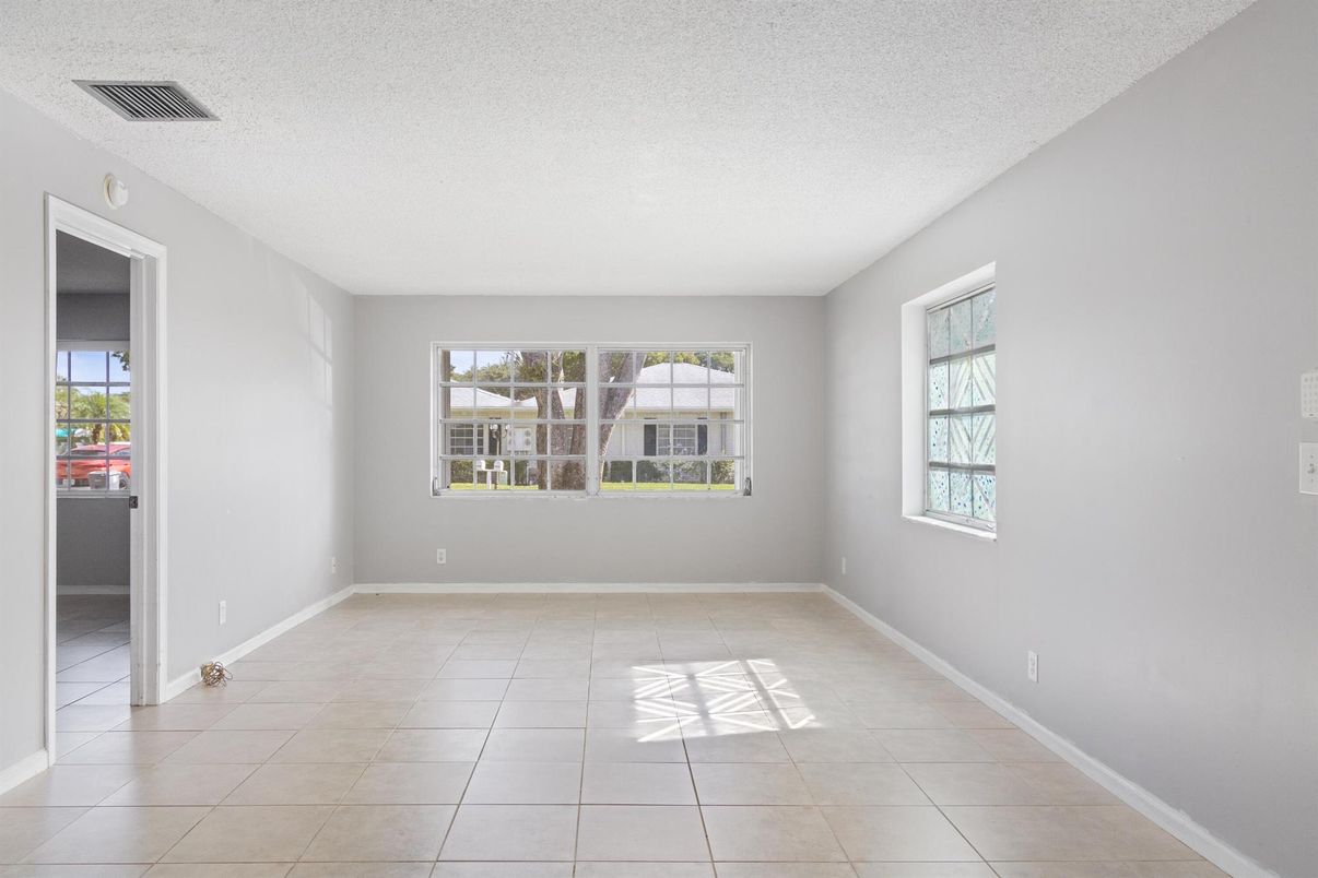 Empty room, Interior