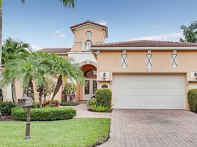 Attached, Exterior, Facade, Mediterranean