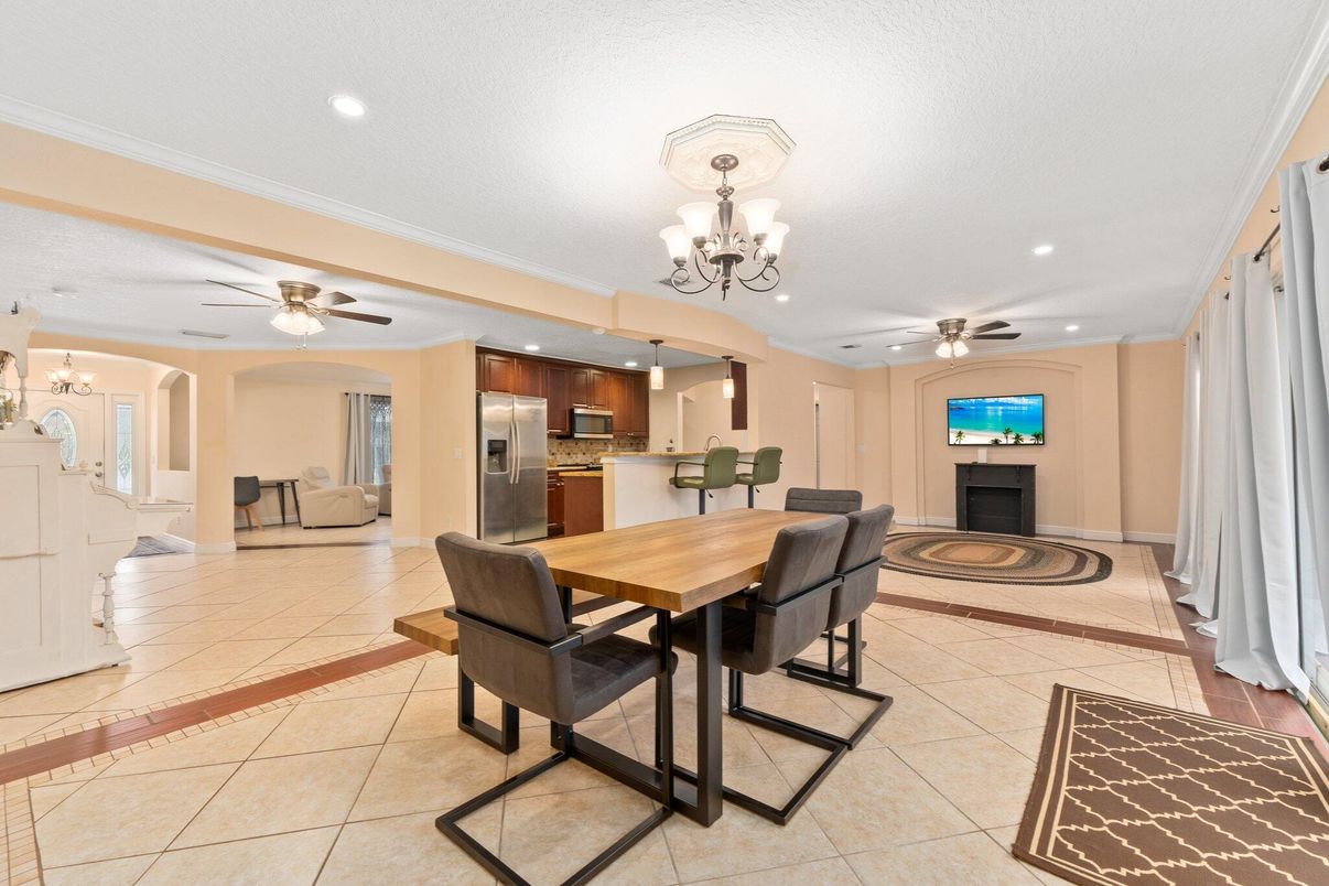 Chandelier, Dining room, Interior, Kitchen, Recessed Lighting, Stainless Steel Appliances