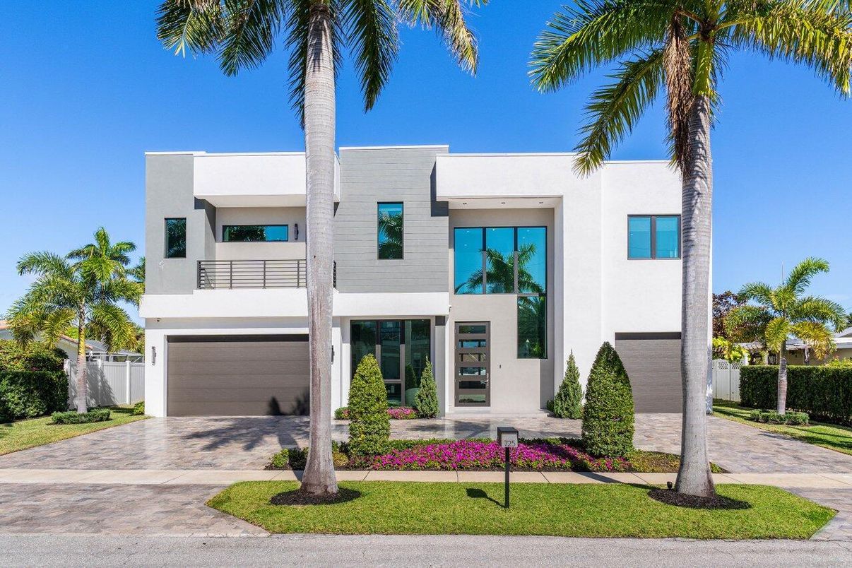 Attached, Exterior, Facade, Modern