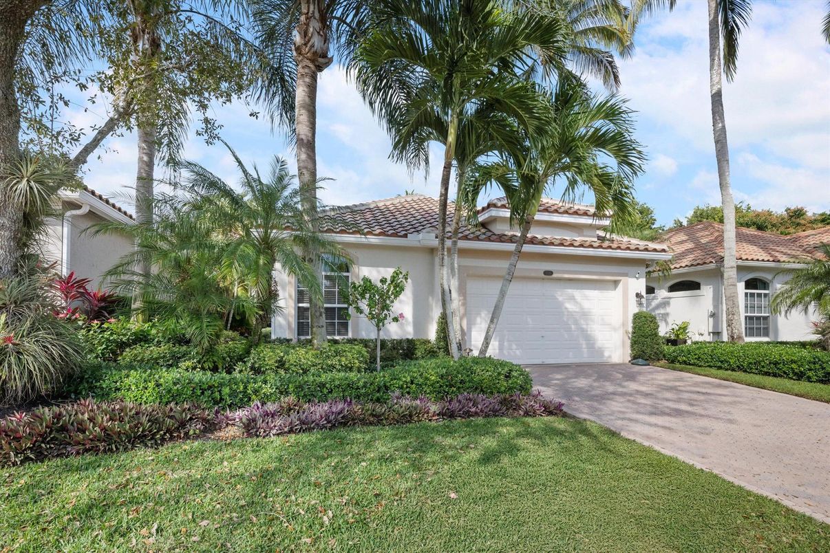 Attached, Exterior, Facade, Spanish Mediterranean