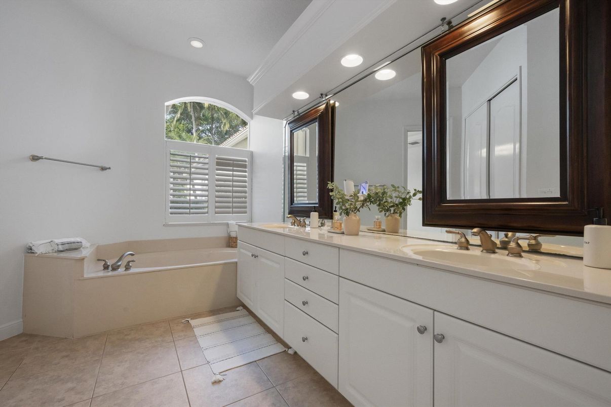Bathroom, Dual Sink Vanities, Interior, Recessed Lighting